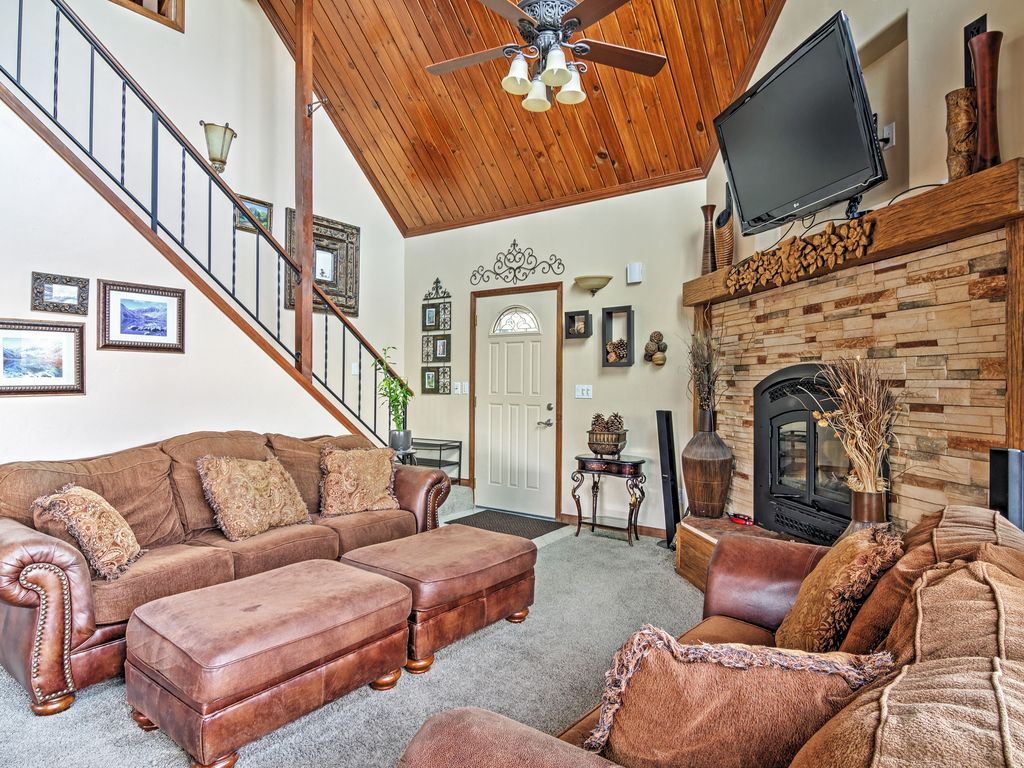 Mountain Vacation Rental Home - Living Room