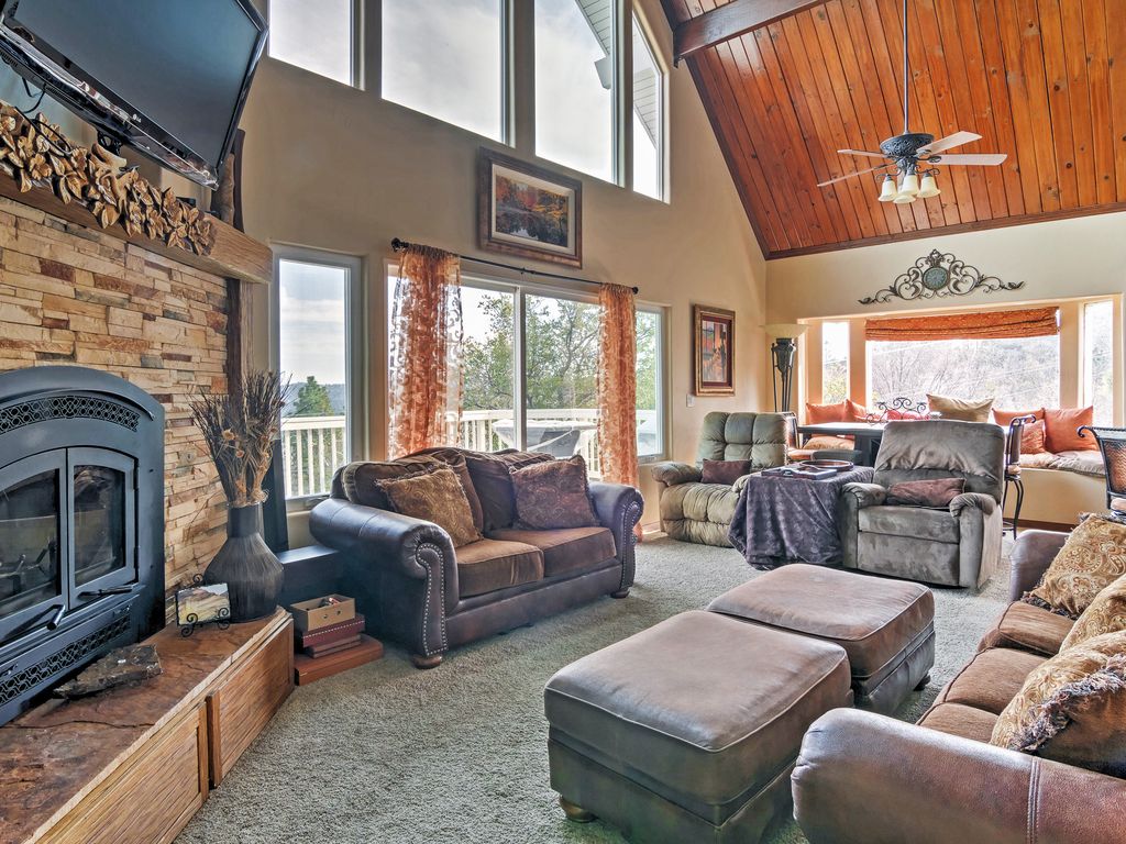 Mountain Escape Home - Living Room